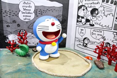 Bangkok - 03 Aralık 2015: Doraemon fotoğraf ve arkadaşlar maskot yineleme
