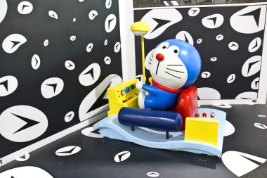 Bangkok - 03 Aralık 2015: Doraemon fotoğraf ve arkadaşlar maskot yineleme