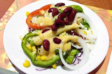 Taze sebze salatası..