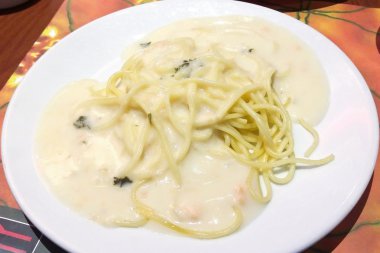 Spagetti Carbonara beyaz çanak üzerinde mantar ile