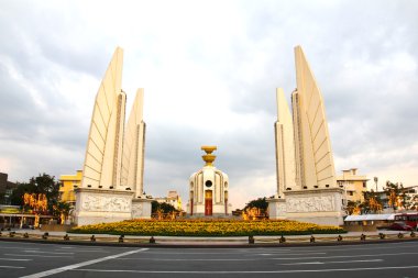 Demokrasi Anıtı alacakaranlıkta, Bangkok, Tayland.