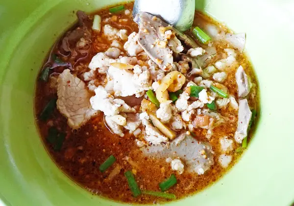 Tay baharatlı noodle, tom yum çorbası — Stok fotoğraf