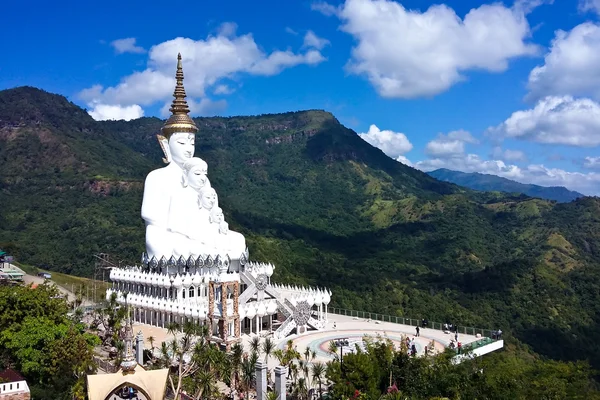 Bílého Buddha socha v Phasornkaew chrámu, Khao Kho Phetchabun, — Stock fotografie