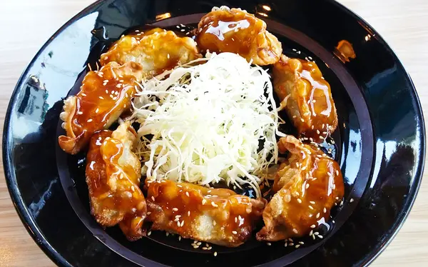 Las albóndigas fritas sirven con repollo picado, comida japonesa —  Fotos de Stock