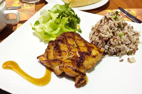 Steak de poulet dans un plat Servir avec du riz — Photo