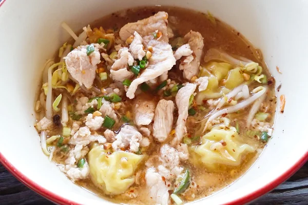 Nouilles épicées thaïlandaises, soupe tom yum — Photo