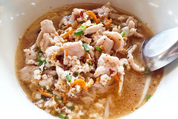 Thajská pikantní nudle, tom yum polévka — Stock fotografie