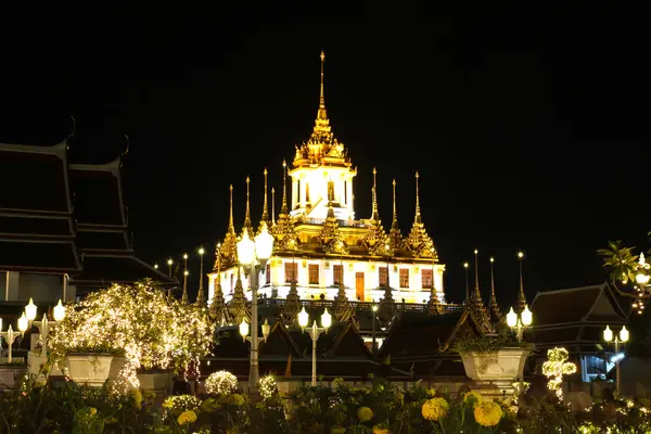 Loha Prasat Metal Palace in Wat ratchanadda at night, Bangkok — Stock Photo, Image