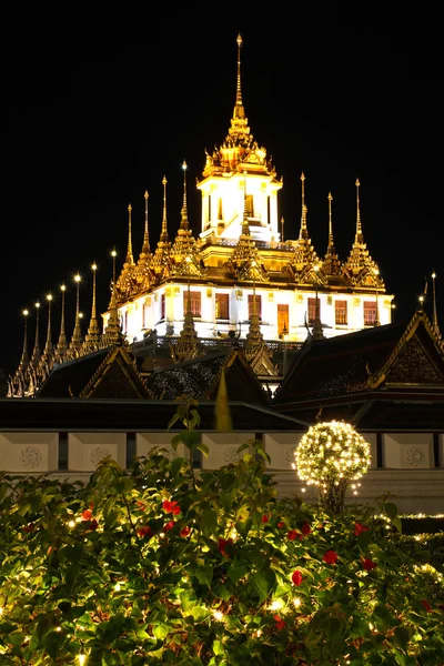 Palácio de metal Loha Prasat em Wat ratchanadda à noite, Bangkok — Fotografia de Stock