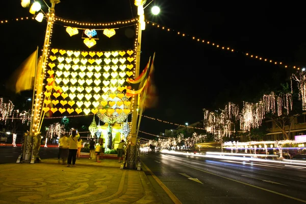 BANGKOK - 7 DE DICIEMBRE: Decoración en el camino Rachadamnoen para el ce — Foto de Stock