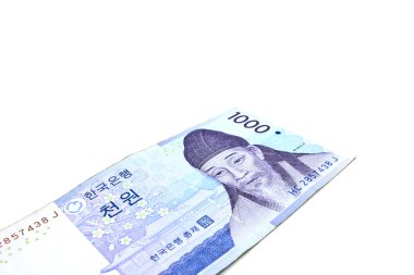 Kore Won para birimi faturaları beyaz arka planda izole.