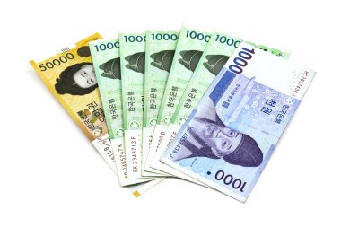 Kore Won para birimi faturaları beyaz arka planda izole.