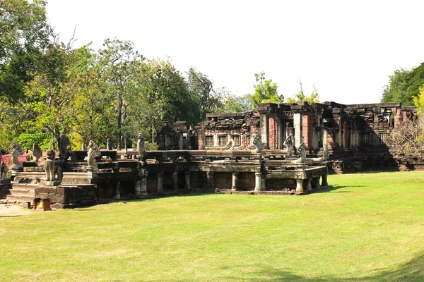 Uitzicht op het historische Prasat Hin Phimai kasteel — Stockfoto