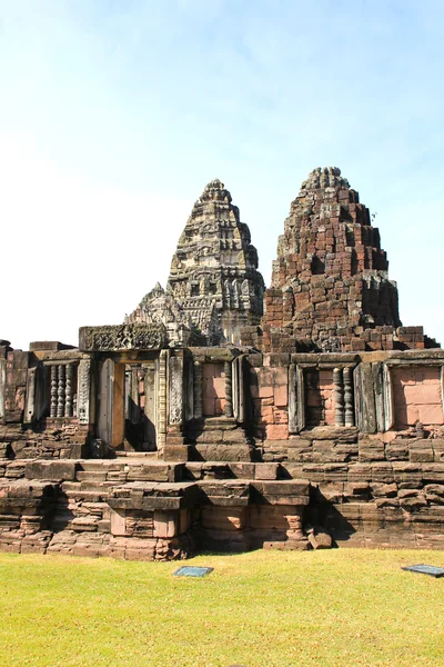 Uitzicht op het historische Prasat Hin Phimai kasteel — Stockfoto