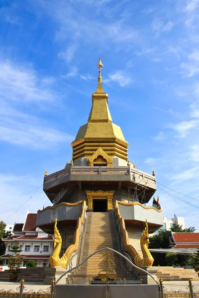 Thajské chrám Wat Phothisompom na Shirley, Velká Británie. — Stock fotografie