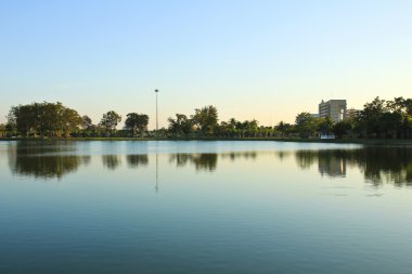 Parkta büyük iller günbatımı, Udonthani, Thailan ünlüdür