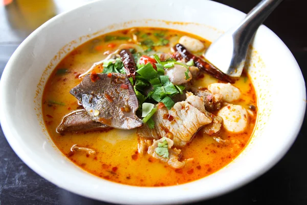 Nouilles au porc Tom Yum, cuisine thaïlandaise . — Photo