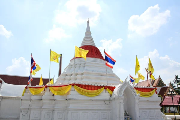 Weiße Pagode vor blauem Himmel am wat poramaiyikawas Tempel in No — Stockfoto