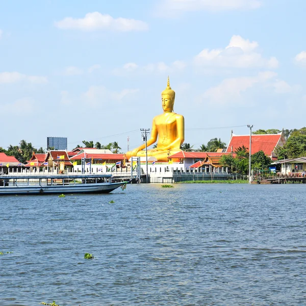 Zobrazení velkých zlatého Buddhy se straně řeky Chao Phraya — Stock fotografie