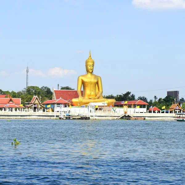 Zobrazení velkých zlatého Buddhy se straně řeky Chao Phraya — Stock fotografie