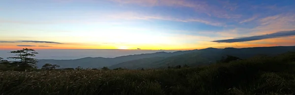 Morgonsolen över dimman forest national park, Thailand — Stockfoto