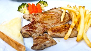 ızgara domuz pirzolası (boyun kesim) ekmek ve patates kızartması ile