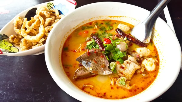 Varkensvlees noodle tom yum, Thais eten. — Stockfoto