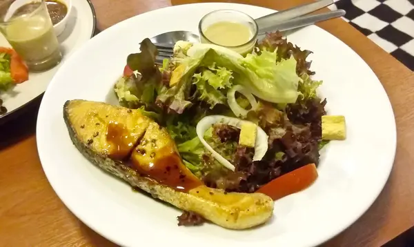 Salad salmon panggang — Stok Foto