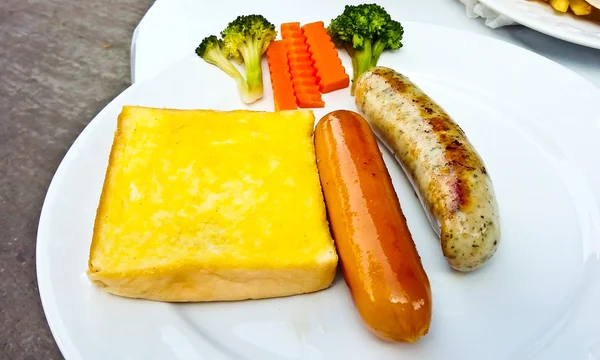 Ekmek ile kavrulmuş sosis