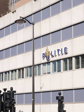 ARNHEM, GELDERLAND, NETHERLANDS, 9 Ekim 2020: Hollanda Polisi 'nin Arnhem' deki Hollanda polis bürosundaki logosu