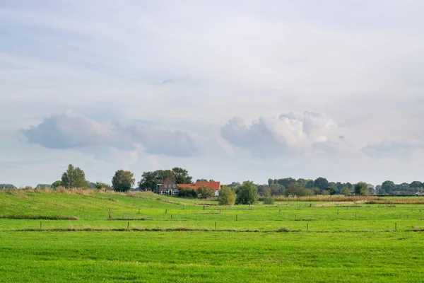 Oude Boerderij Alleen Het Hollandse Polderlandschap Naast Een Dijk Overstromingen Stockfoto