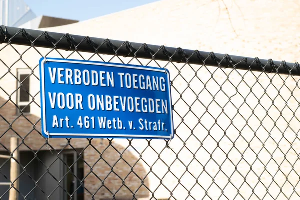 Značka Připojená Plotu Holandským Textem Žádný Vstup Pro Neoprávněné Osoby — Stock fotografie