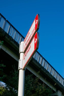 Nijmegen Merkez İstasyonu, Nijmegen Lokantası ve Nijmegen Merkezi 'ne giden Hollanda bisiklet yolu işareti