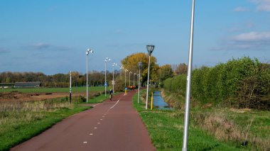 NIJMEGEN, NETHERLANDS, 31 EKİM 2020: Rijnwaalpad Nijmegen ve Arnhem arasındaki Hollanda bisiklet yolu