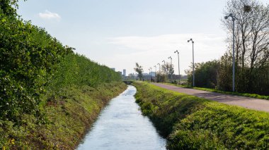 NIJMEGEN, NETHERLANDS, 31 EKİM 2020: Rijnwaalpad Nijmegen ve Arnhem arasındaki Hollanda bisiklet yolu