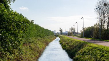 NIJMEGEN, NETHERLANDS, 31 EKİM 2020: Rijnwaalpad Nijmegen ve Arnhem arasındaki Hollanda bisiklet yolu