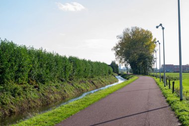 NIJMEGEN, NETHERLANDS, 31 EKİM 2020: Rijnwaalpad Nijmegen ve Arnhem arasındaki Hollanda bisiklet yolu