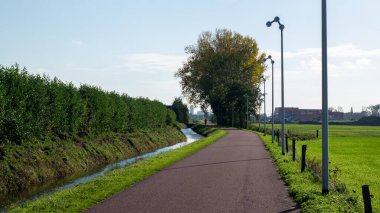 NIJMEGEN, NETHERLANDS, 31 EKİM 2020: Rijnwaalpad Nijmegen ve Arnhem arasındaki Hollanda bisiklet yolu
