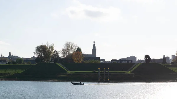 Barco Que Conduce Frente Horizonte Ciudad Holandesa Nijmegen Gelderland — Foto de Stock