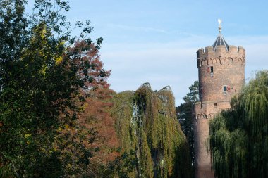 Kronenburgerpark 'taki eski Hollanda Kruittoren (Toz Kulesi), Nijmegen, Hollanda' da sonbahar sezonunda çekilmiştir.
