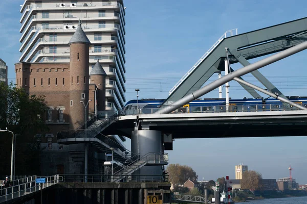 Trens Passageiros Holandeses Passando Por Uma Ponte Azul Nijmegen Gelderland — Fotografia de Stock