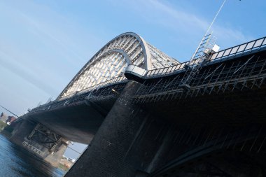 Hollanda 'nın ikonik Waalbridge' i Nijmegen, Hollanda 'da Waal nehri üzerinde