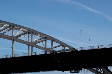 Hollanda 'nın ikonik Waalbridge' i Nijmegen, Hollanda 'da Waal nehri üzerinde
