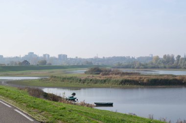Hollanda 'nın Nijmegen şehrinin ufuk çizgisi önündeki Oude Waal, Gelderland