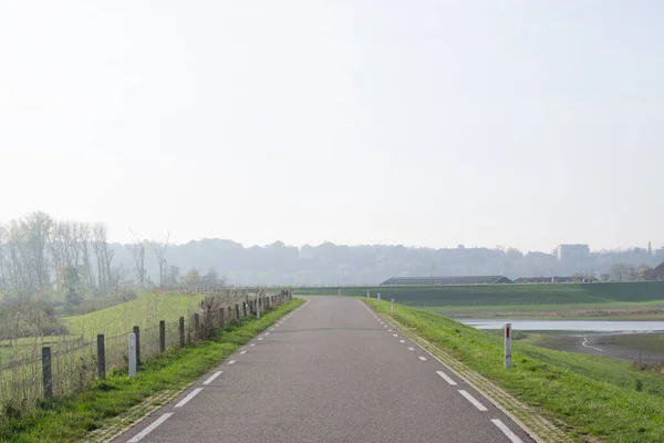 Straße Auf Einem Deich Einer Nebligen Holländischen Polderlandschaft Aufgenommen Ende — Stockfoto