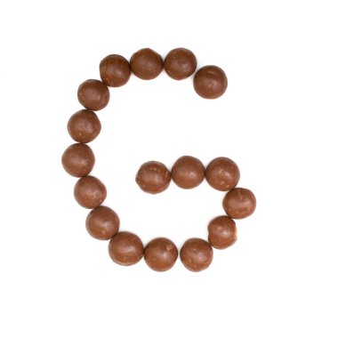 5 Aralık 'taki Sinterklaas partisi için geleneksel bir Hollanda şekeri olan kahverengi çikolata Pepernoten ile yazılmış' G 'harfi.