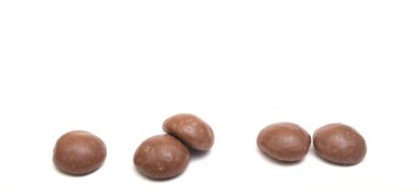 5 Aralık 'ta Sinterklaas Partisi' nin beyaz arka planında geleneksel Hollanda Şekeri Kahverengi Pepernoten 'in yan görünüşü