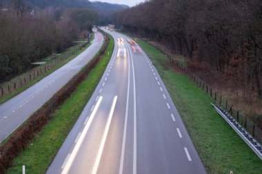 Hollanda 'da bir otoyolun uzun pozlama fotoğrafı
