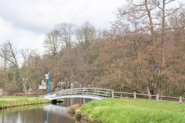 Hollanda, Arnhem 'deki Park Sonsbeek' te Tahta Çelik Köprü
