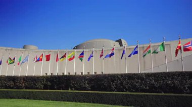 New York 10.28.2025. Manhattan 'daki Birleşmiş Milletler Genel Merkezi' nin önünde sallanan renkli uluslararası bayraklar, dünya birliğini, diplomasiyi ve küresel işbirliğini simgeliyor. 